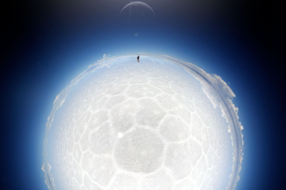 ウユニ塩湖　標高3700ｍ　天空の鏡